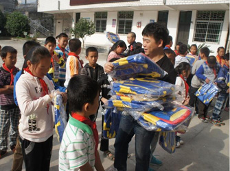 瑞安唯美L&D陶瓷“筑夢計(jì)劃”為大南小學(xué)捐贈(zèng)書包